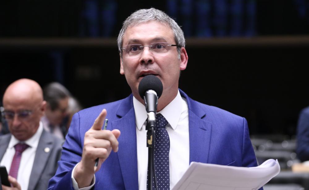Lindbergh Farias cria linha do tempo de postagens para esboçar tese de “fases” e pede quebra de sigilo dos representados.