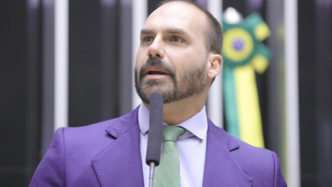 Eduardo vê possibilidade de Flávio nomear Bolsonaro como ministro