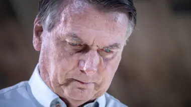 Michelle aguarda informações sobre primeiros socorros a Bolsonaro.