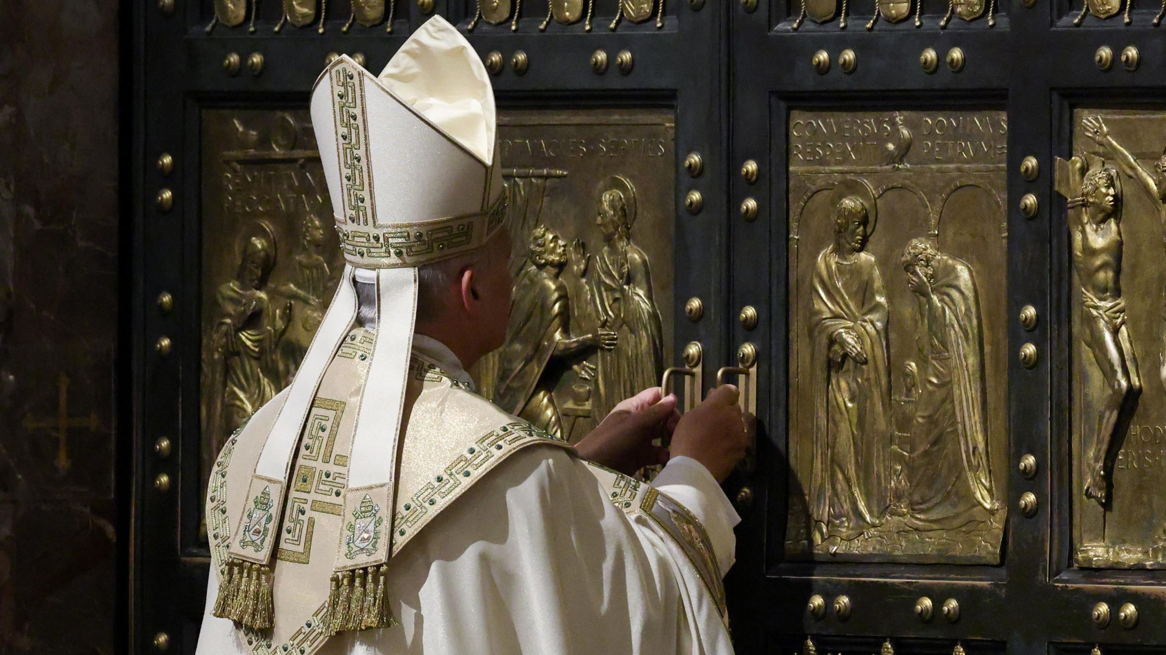 Leão XIV fecha a Porta Santa da Basílica de São Pedro nesta terça-feira, marcando o fim do ano jubilar.