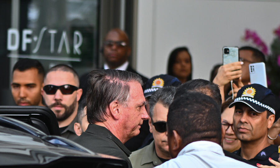 Bolsonaro pode ir a hospital após bater a cabeça