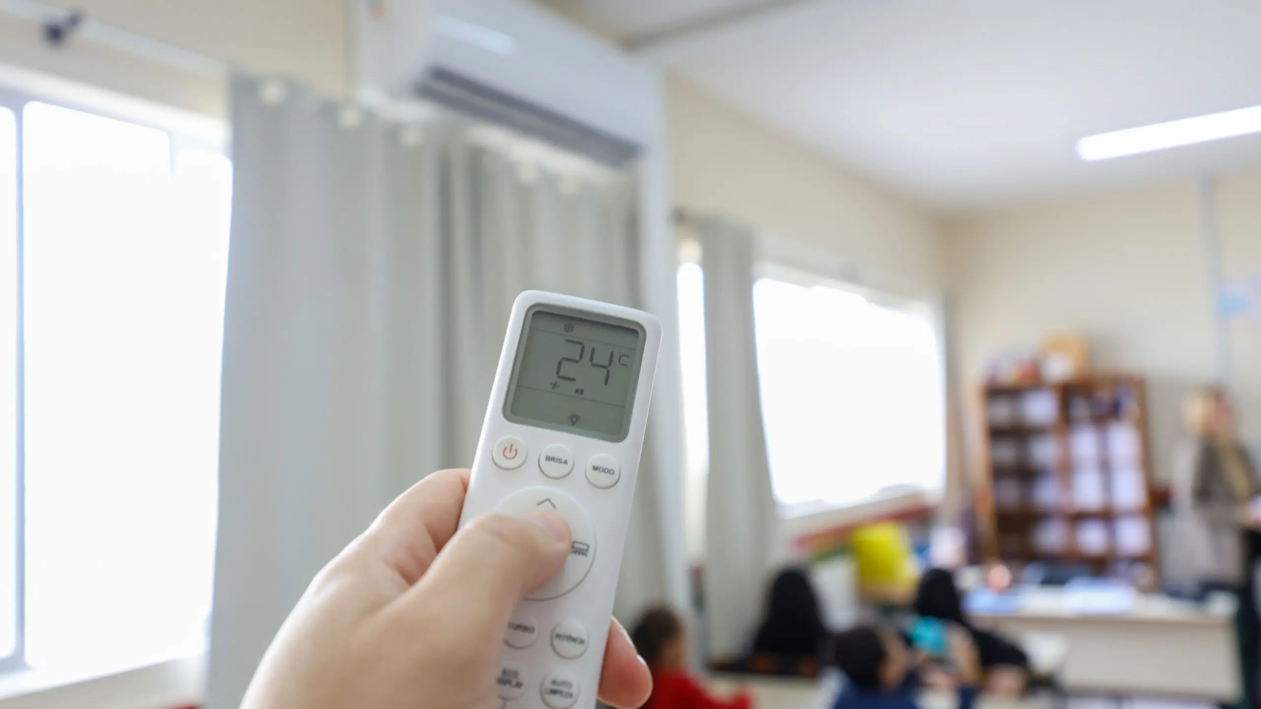 Instalação de ar-condicionado em todas as salas de aula da rede estadual integra os investimentos do Governo de Santa Catarina na modernização das escolas.