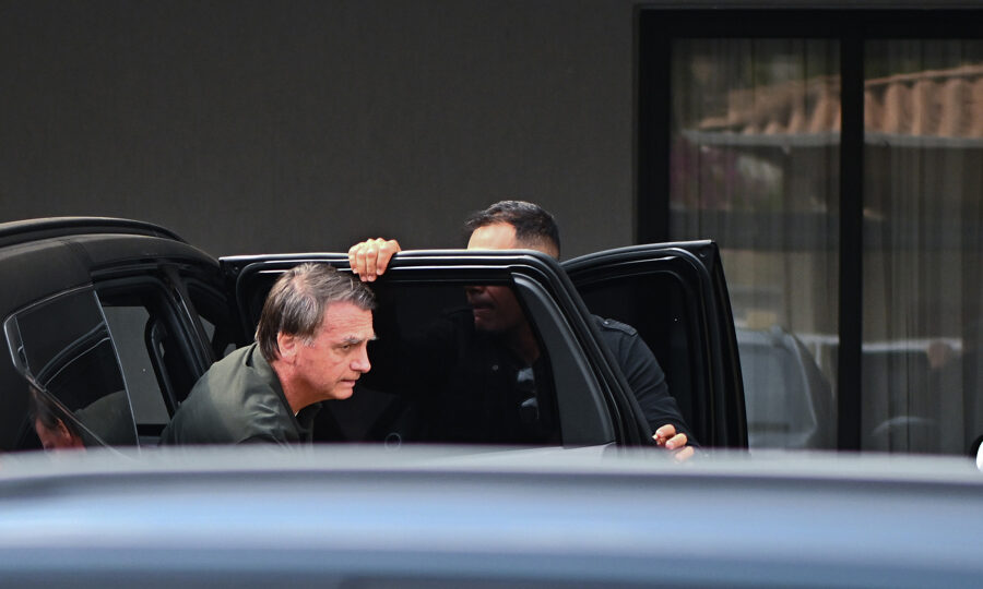 Defesa de Bolsonaro pede a Moraes transferência a hospital após acidente em cela