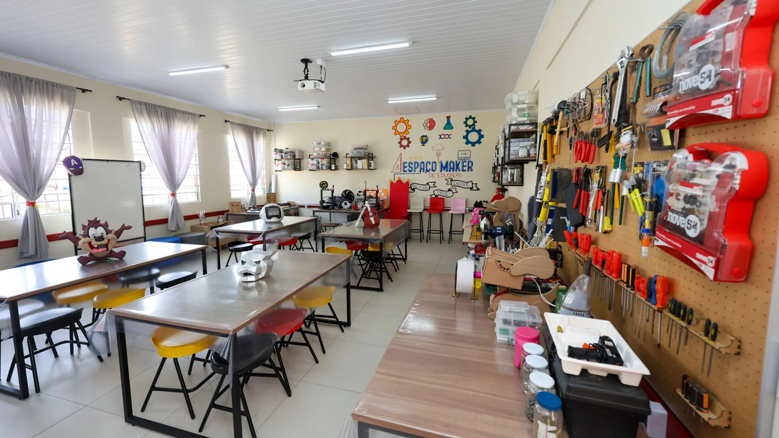 Espaço Maker em escola da rede estadual integra a estratégia do Governo de Santa Catarina para fortalecer o ensino técnico e a formação prática dos estudantes.