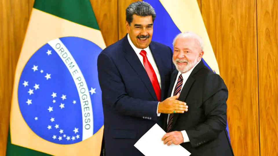 "Presidente Lula abraça o ditador venezuelano Nicolás Maduro durante encontro oficial em Brasília, em maio de 2023