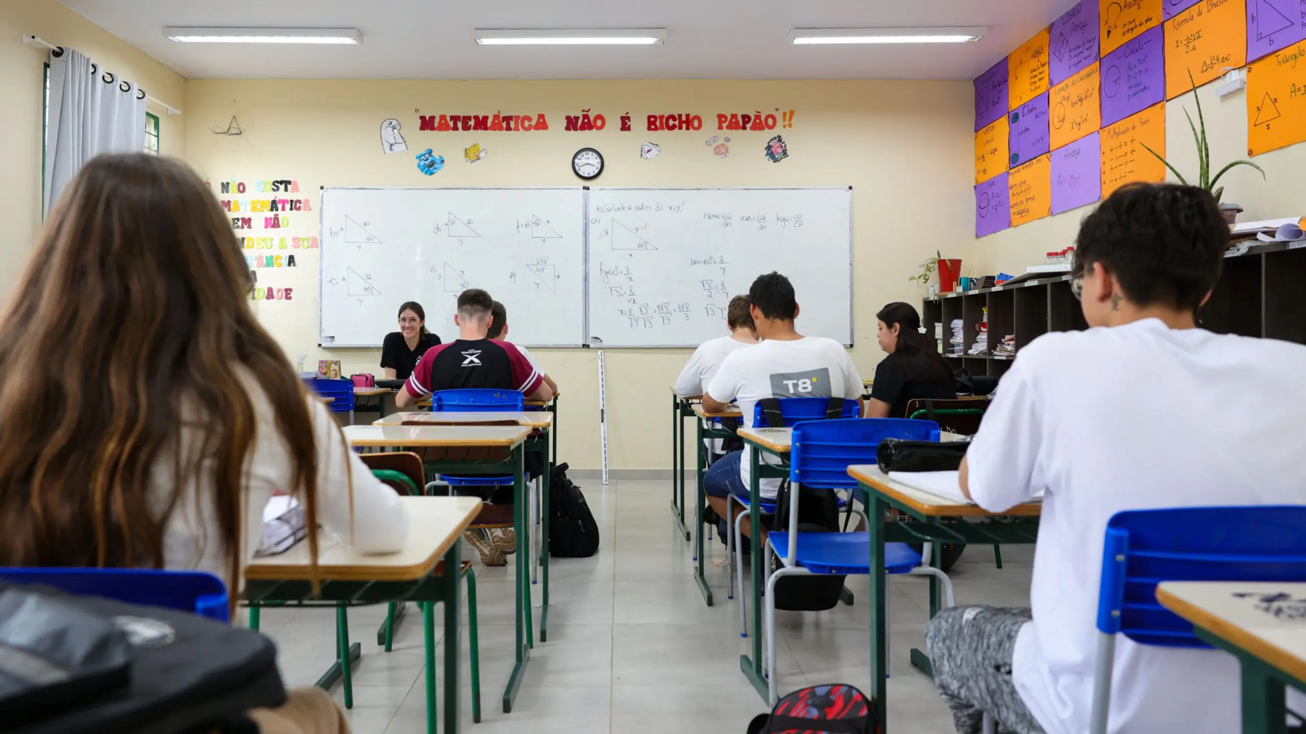 Professor conduz aula em escola da rede estadual, em ambiente modernizado e integrado às ações de valorização dos profissionais da educação previstas no investimento do Governo de Santa Catarina.