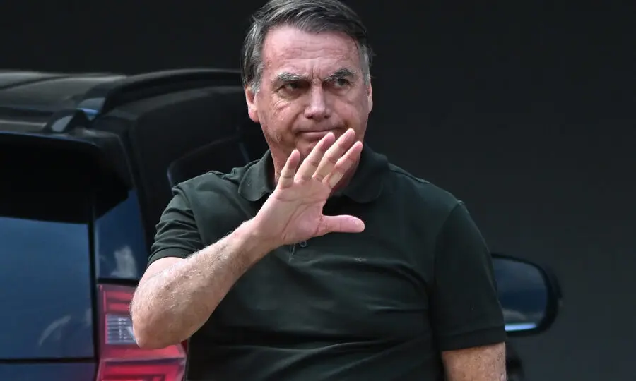 Bolsonaro sofreu queda e defesa pediu transferência ao DF Star.