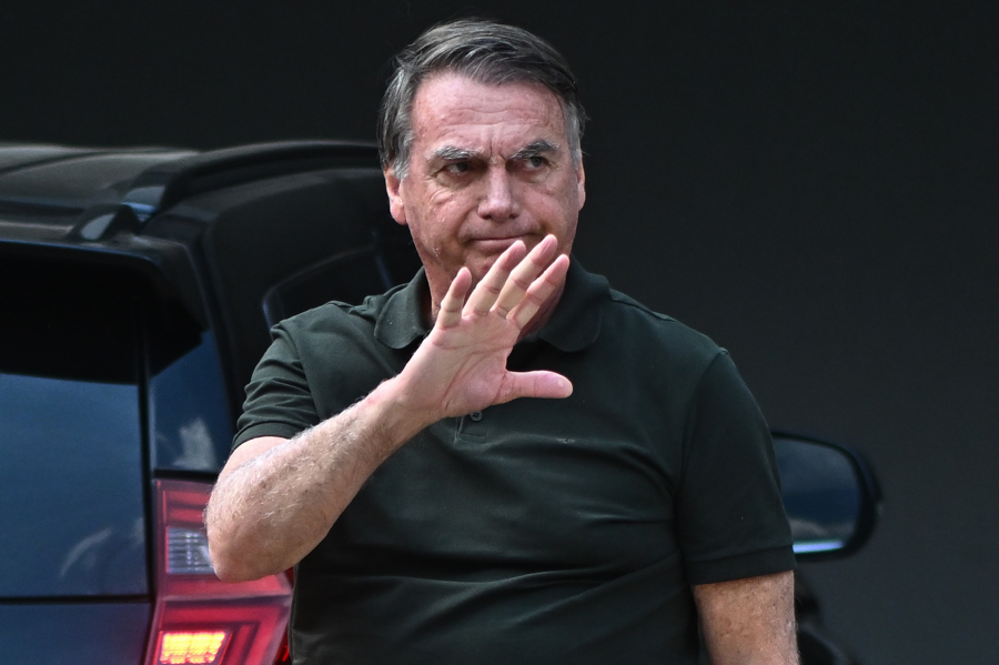 Bolsonaro sofreu queda e defesa pediu transferência ao DF Star.