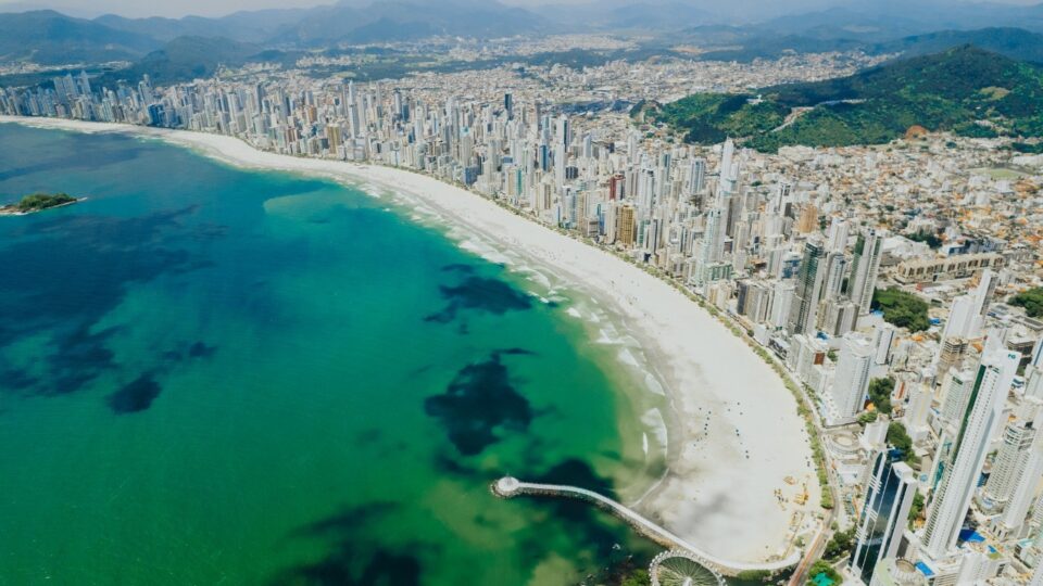 Balneário Camboriú lidera ranking de imóveis mais caros do país em 2025