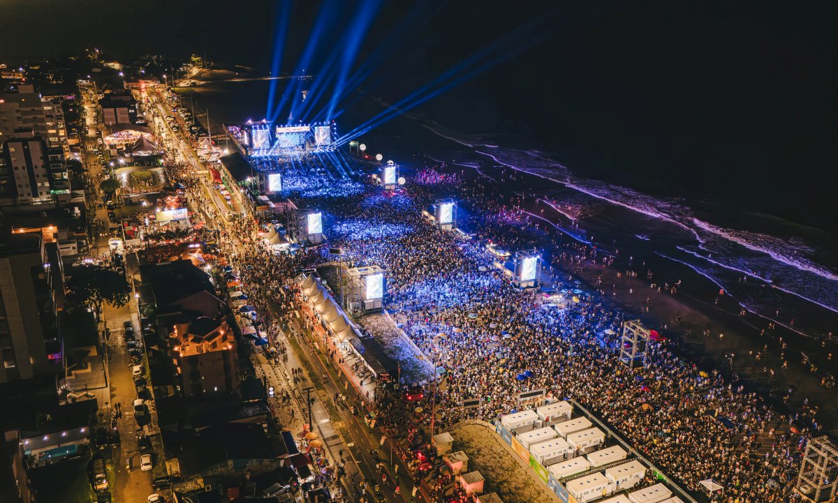 Quase 2 milhões de pessoas assistiram aos shows no litoral do Paraná em 2025.