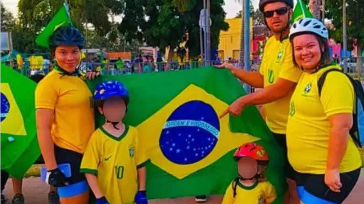 Na foto, família do exilado Joelton Gusmão durante manifestação de 7 de setembro de 2021. Joelton foi liberado para prisão domiciliar nesta quarta-feira (7).