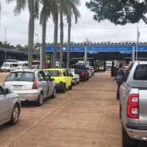 Argentina aumenta efetivo na aduana, mas cruzar a fronteira pode demorar quatro horas Fila na aduana: Argentina reforça fiscalização na fronteira e brasileiros enfrentam filas de 4 horas sob sol de 40°C