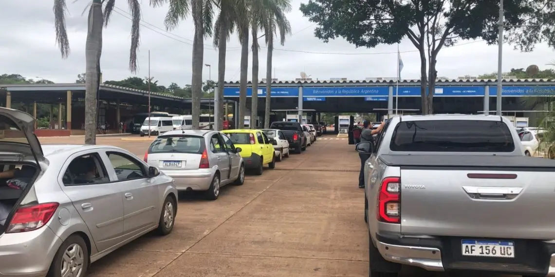Fila na aduana: Argentina reforça fiscalização na fronteira e brasileiros enfrentam filas de 4 horas sob sol de 40°C