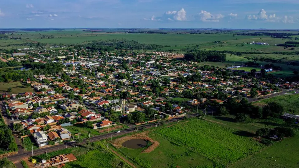 Na lida dos agricultores de subsistência que desbravavam o Mato Grosso do Sul, o nome da cidade brotou não de um decreto, mas de uma resposta espontânea: "Esqueci o machado lá no Jateí". O "Jateí" em questão era uma variação de Jataí, abelhas silvestres.