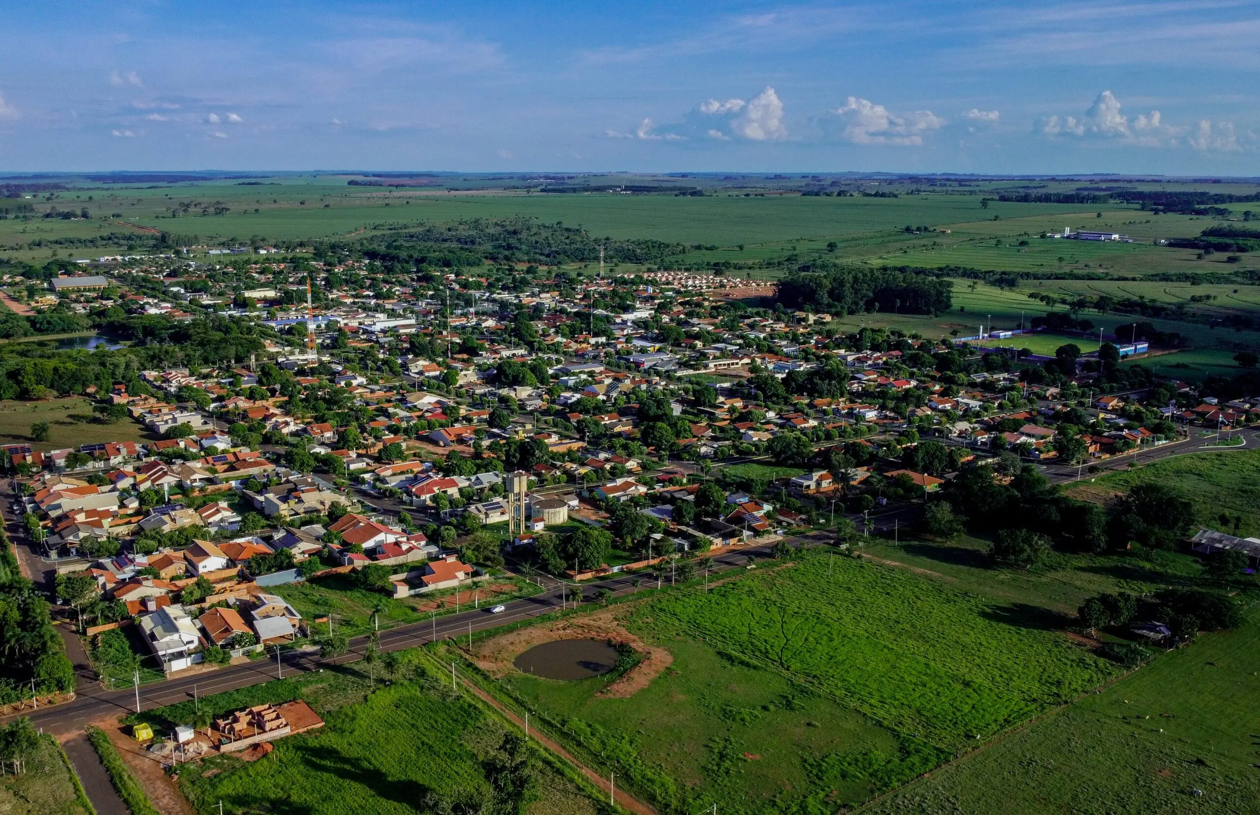 Na lida dos agricultores de subsistência que desbravavam o Mato Grosso do Sul, o nome da cidade brotou não de um decreto, mas de uma resposta espontânea: "Esqueci o machado lá no Jateí". O "Jateí" em questão era uma variação de Jataí, abelhas silvestres.
