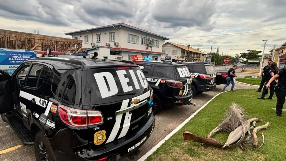 Viaturas da Polícia Civil de Santa Catarina em frente à prefeitura de Garopaba. Operação teve prefeito de Garopaba preso.