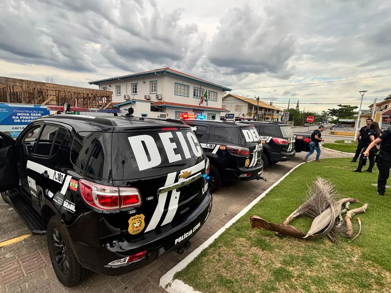 Viaturas da Polícia Civil de Santa Catarina em frente à Prefeitura de Garopaba.