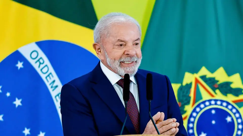 Presidente Luiz Inácio Lula da Silva em entrevista coletiva no Palácio do Planalto; órgãos técnicos alertam para risco de colapso fiscal e aumento da dívida pública no governo