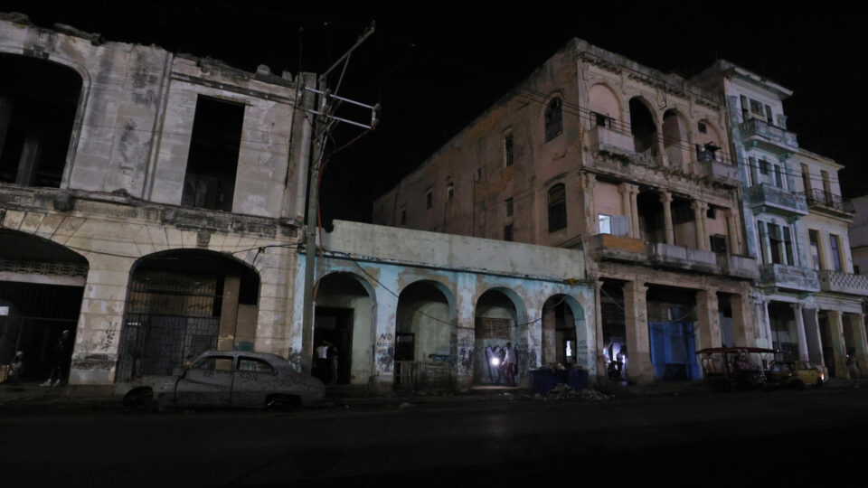 Apagões prolongados tomam conta de Cuba em meio a incertezas com captura de Maduro