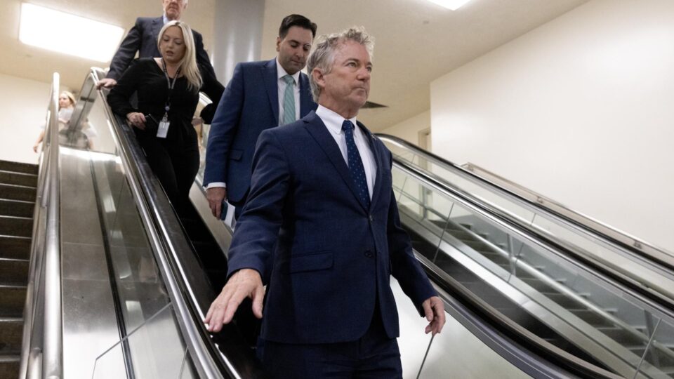 Proposta para restringir novas operações de Trump na Venezuela avança no Senado americano