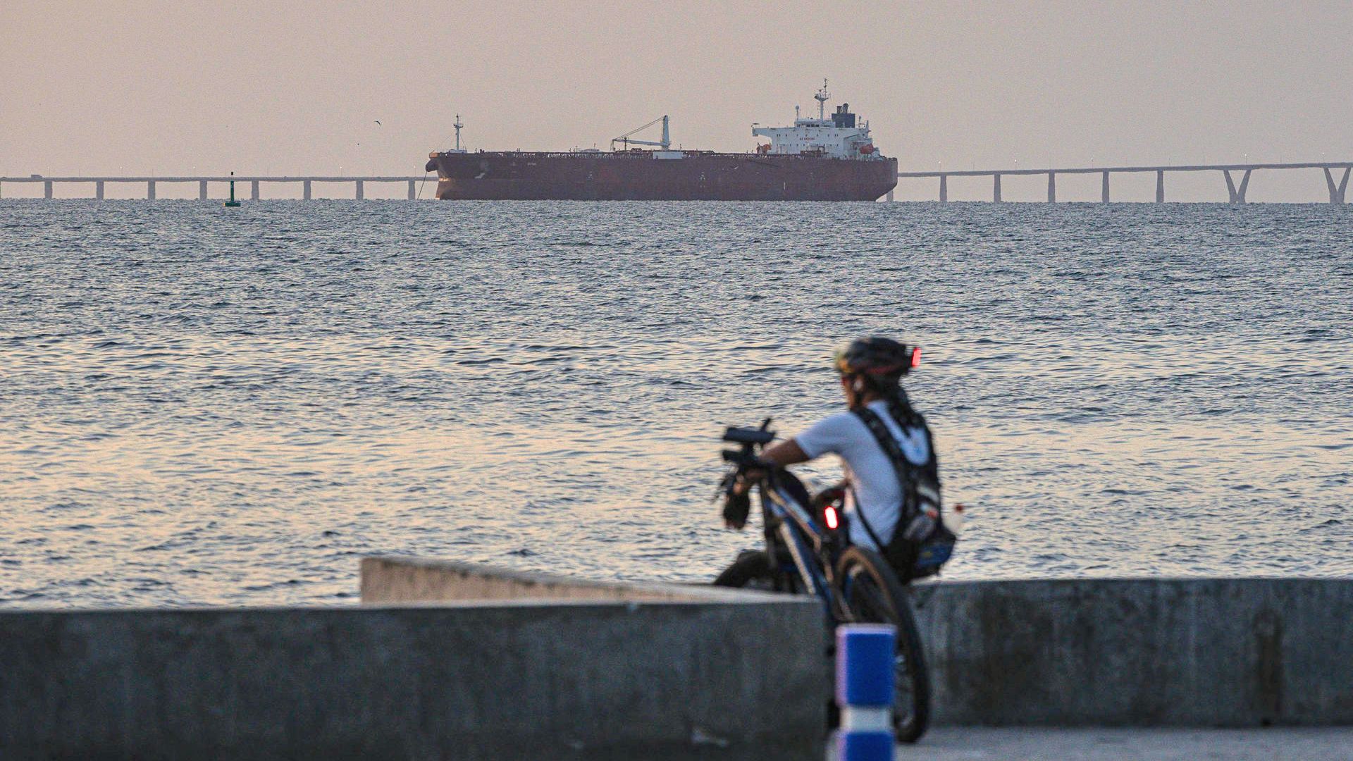 O colapso do comércio Brasil-Venezuela passa por aqui: navio petroleiro no Lago de Maracaibo. A queda na produção de petróleo derrubou as trocas bilaterais, fazendo o Brasil substituir o óleo venezuelano por fertilizantes.