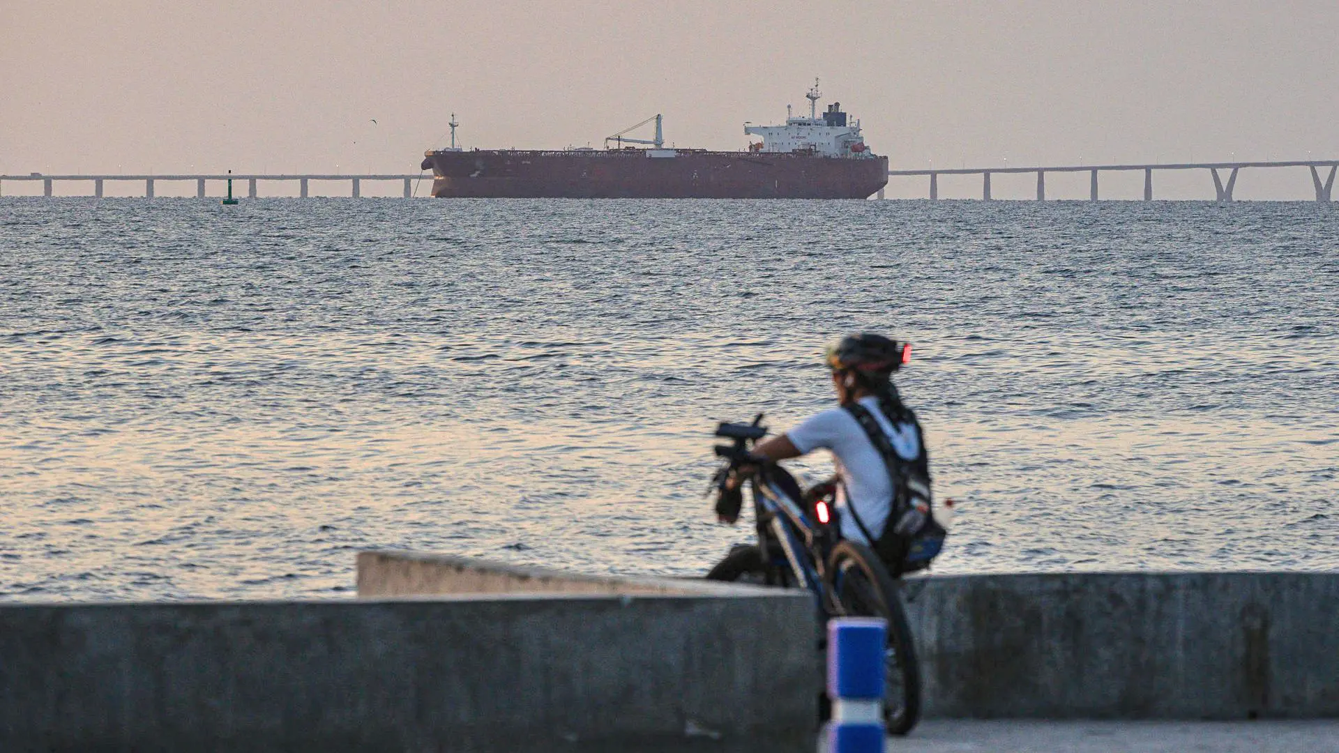 avio petroleiro no Lago de Maracaibo ilustra o colapso do comércio Brasil-Venezuela e a queda nas importações de petróleo sob o governo Maduro