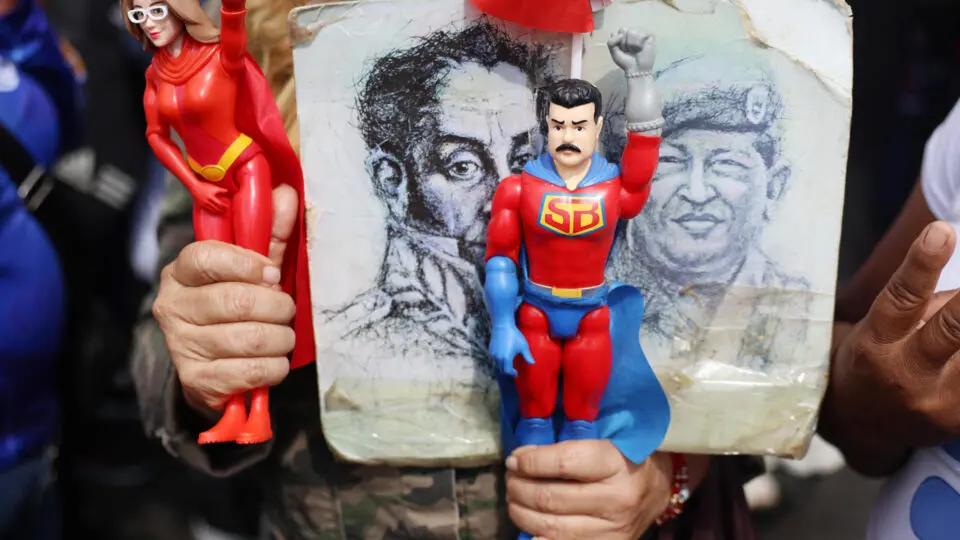 Manifestante segura bonecos de Maduro e Cilia Flores durante protesto em Caracas: ditador e sua mulher são tratados como "presidente constitucional" e "primeira combatente" pelo canal Telesur