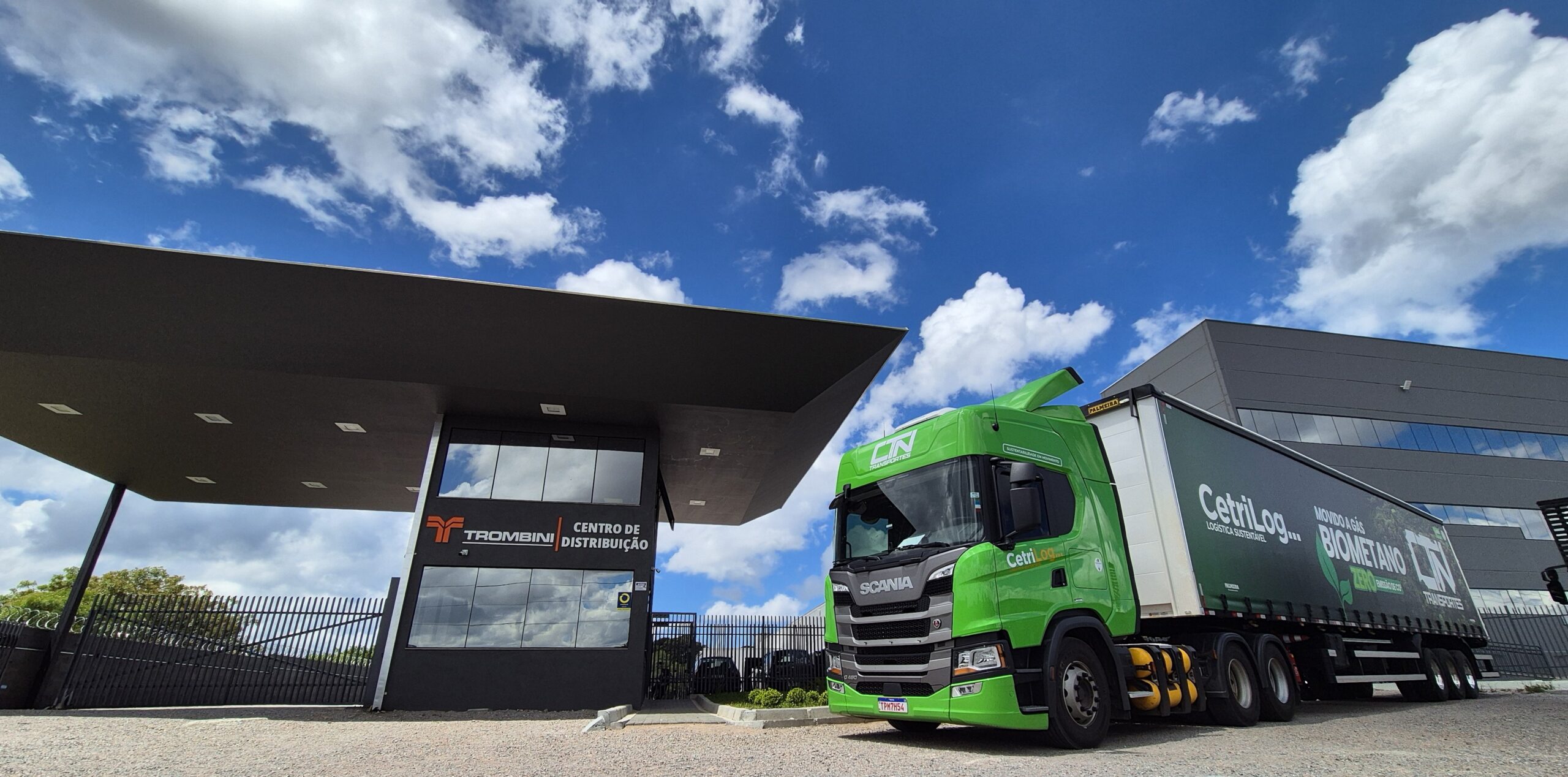 Caminhão movido a biometano durante operação piloto no centro de distribuição da Trombini, na Região Metropolitana de Curitiba.