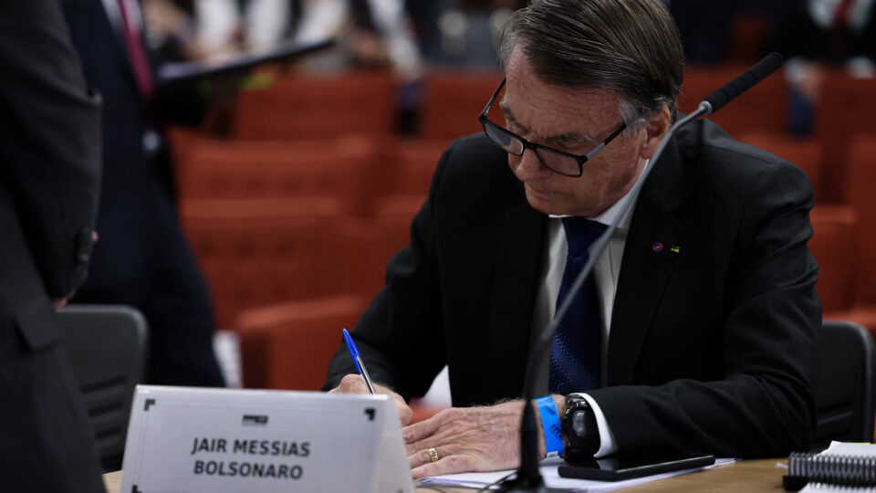 Bolsonaro pede autorização de Moraes para reduzir a pena lendo livros