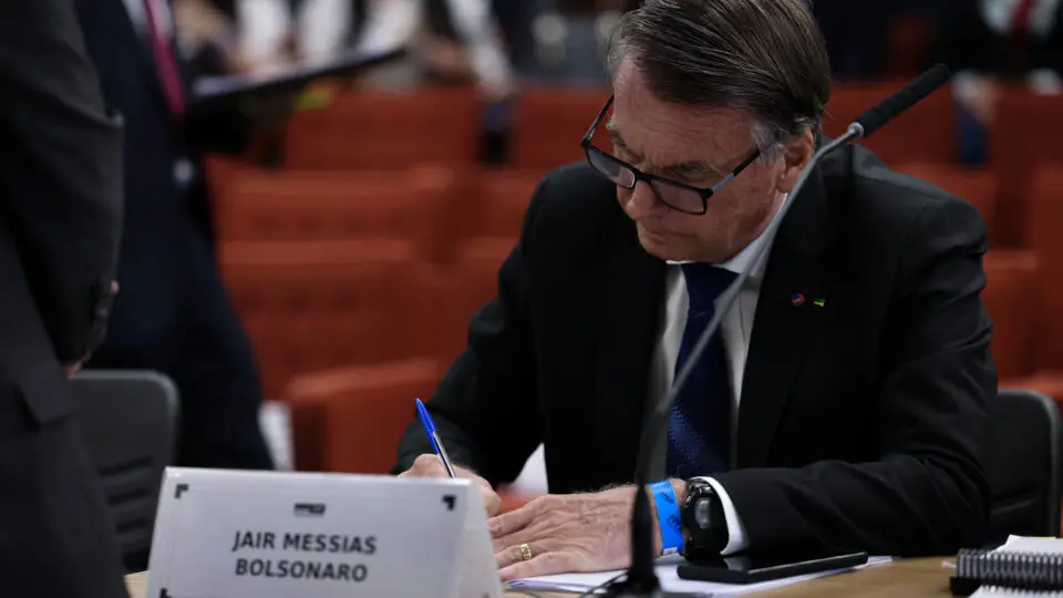 Bolsonaro pede autorização de Moraes para reduzir pena lendo livros