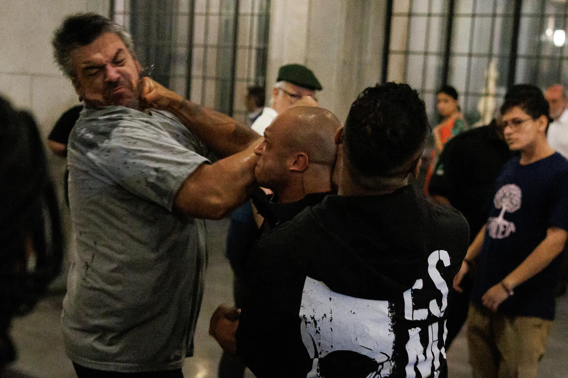 Ato pelo 8 de janeiro na USP acaba em agresões entre grupos de direita e esquerda