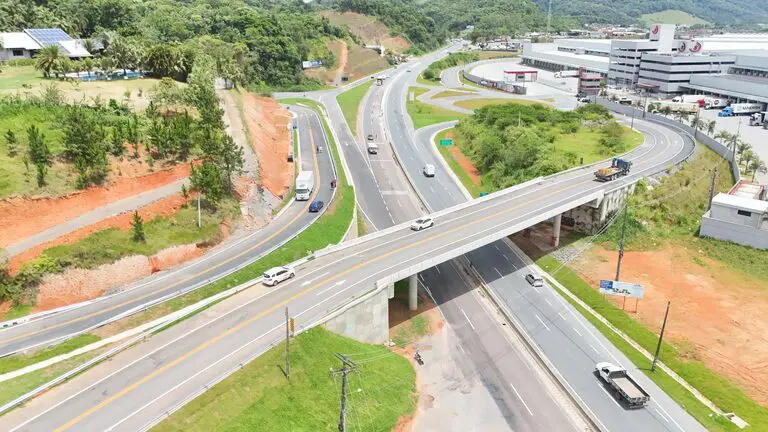 Viadutos e pistas duplicadas fazem parte do projeto que busca ampliar a segurança e a capacidade do principal corredor logístico catarinense.