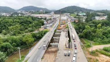 Trecho da BR-470 entre Navegantes e Indaial concentra obras de duplicação, canteiros ativos e pontos ainda em pista simples após mais de uma década de intervenções.