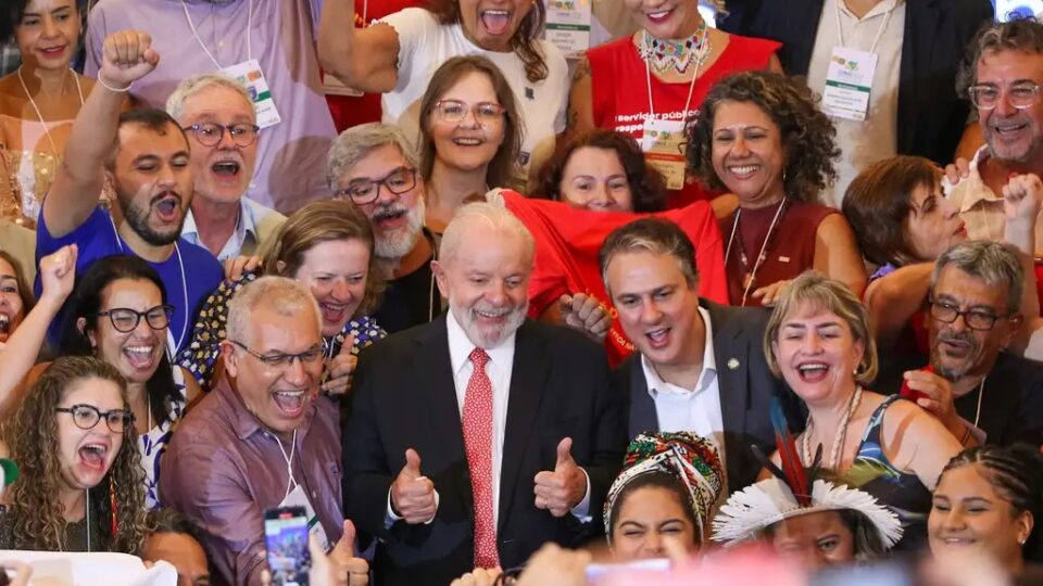 Sindicatos de professores reagem a aumento salarial de 0,37% e MEC promete novo valor