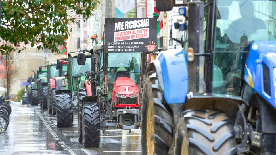 Fila de tratores de agricultores europeus em protesto nas ruas de Vitoria, Espanha, contra a assinatura do acordo comercial UE-Mercosul.