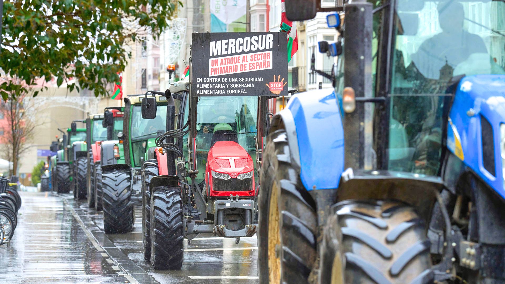 Resistência no campo: Agricultores europeus protestam na Espanha contra o acordo UE-Mercosul, temendo a alta competitividade do agronegócio brasileiro.