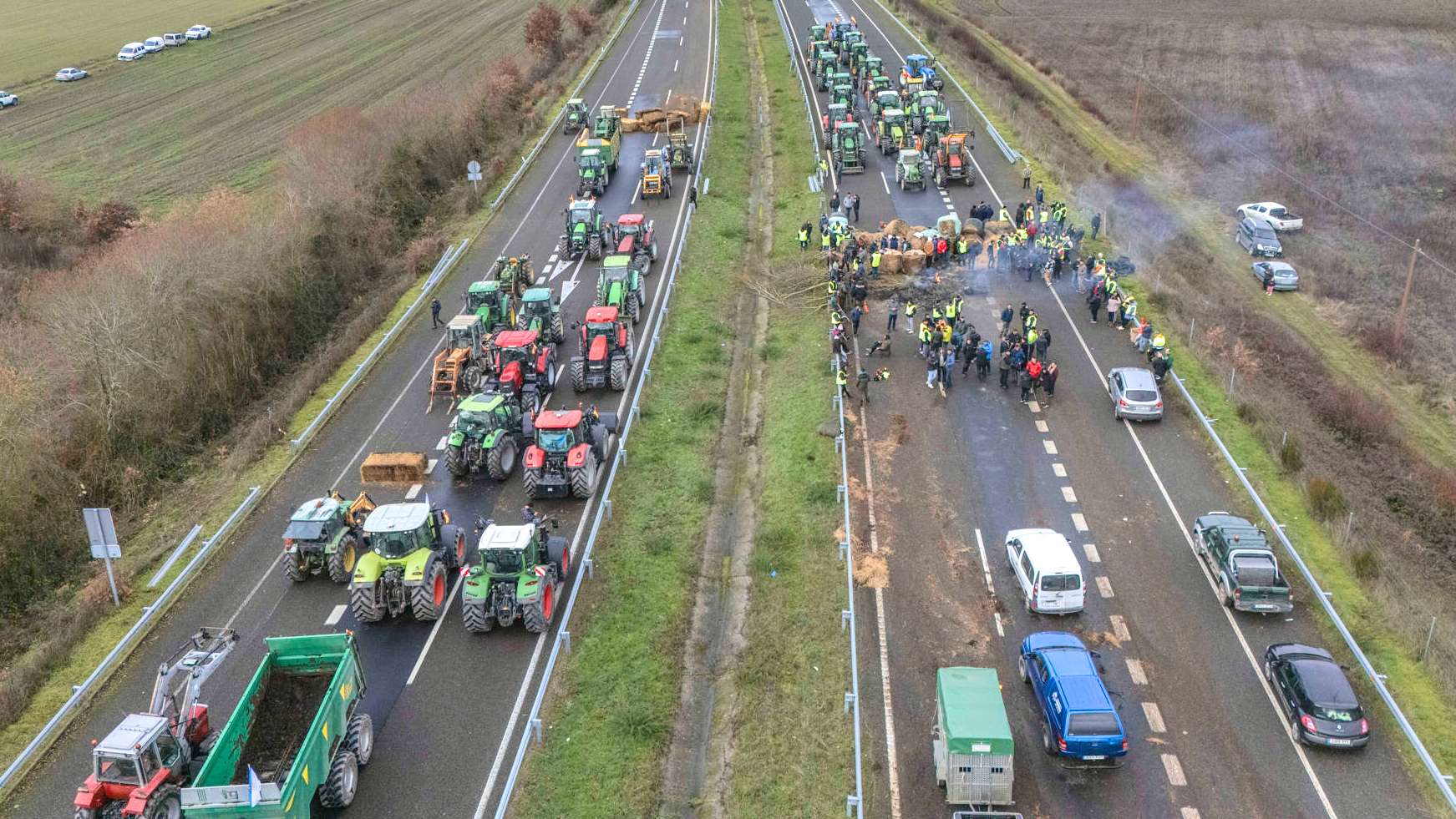 Centenas de agricultores bloqueiam rodovia no Norte da Espanha em protesto contra o acordo UE-Mercosul, que temem prejudicar o setor primário europeu