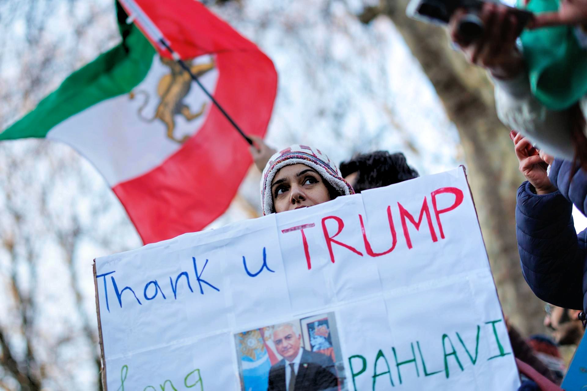 Apoiadores do príncipe herdeiro exilado, Reza Pahlavi, protestam em frente à Embaixada do Irã em Londres (03/01/2026). Manifestações eclodiram devido à inflação e à crise econômica, atraindo atenção dos EUA