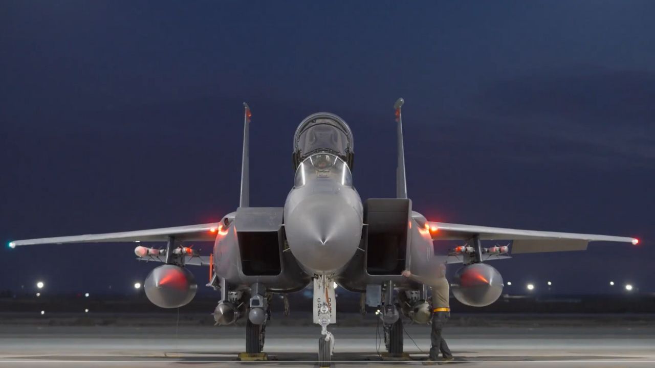 Ataques fazem parte de uma ofensiva liderada pelos Estados Unidos contra posições do Estado Islâmico em território sírio.