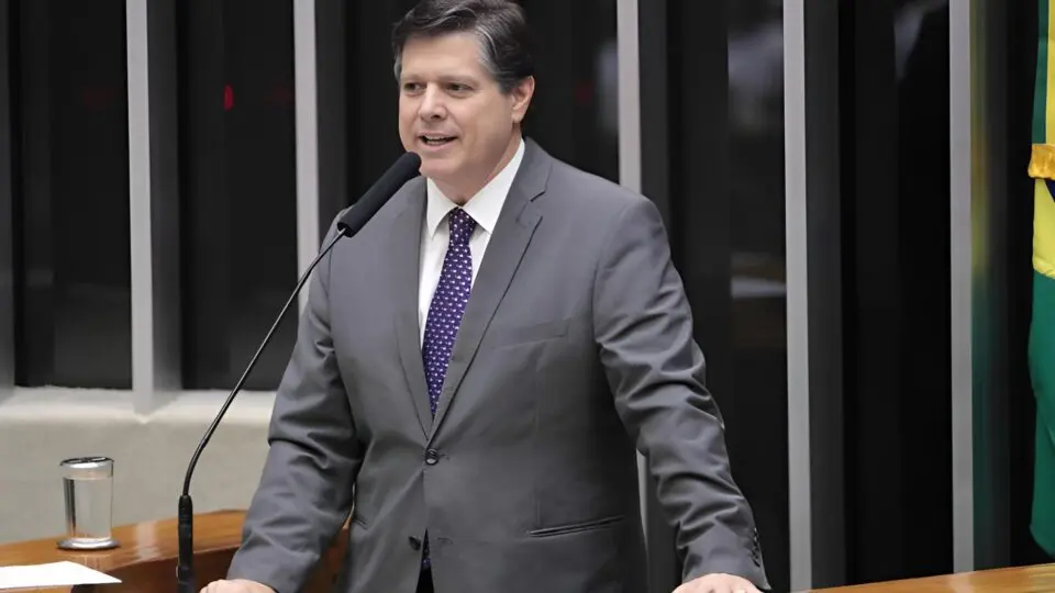 Presidente do MDB, Baleia Rossi, discursando na tribuna da Câmara dos Deputados; partido avalia neutralidade nas eleições presidenciais de 2026.