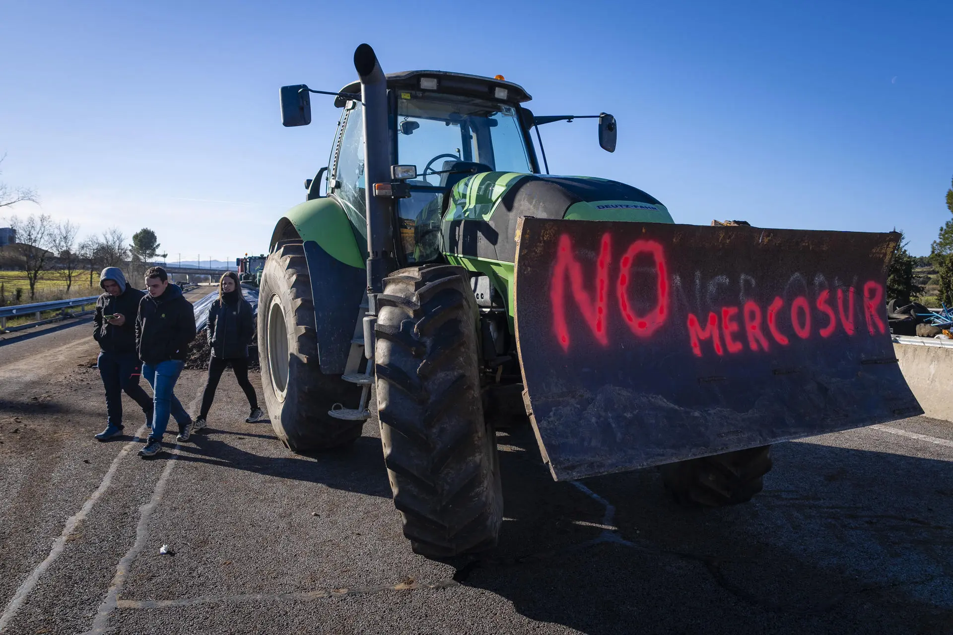 Agricultores europeus mantêm bloqueios em rodovias em protesto contra acordo UE-Mercosul