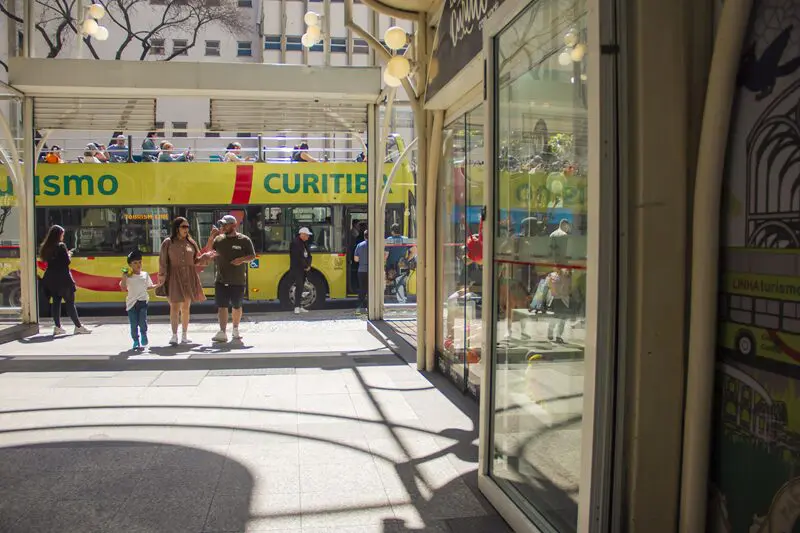 Entre turistas, moradores e trabalhadores, a Rua 24 Horas reafirma seu papel como ponto de encontro e porta de entrada para o Centro de Curitiba.