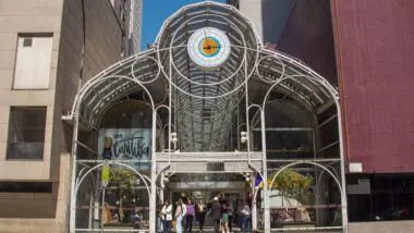 Ícone urbano que atravessa gerações, a Rua 24 Horas busca novo protagonismo em meio à revitalização do Centro de Curitiba