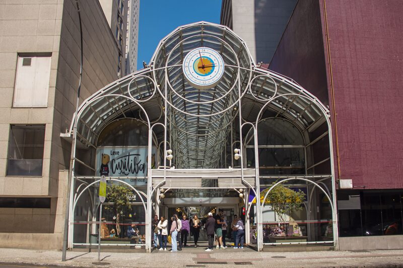 Ícone urbano que atravessa gerações, a Rua 24 Horas busca novo protagonismo em meio à revitalização do centro da capital paranaense.