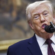 O presidente dos EUA, Donald Trump, anunciou decisão de liberar arquivos secretos sobre vida alienígena após fala controversa de Obama Imagem referente a matéria