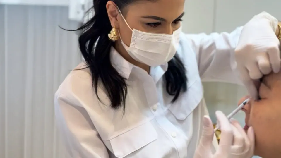 Na estética facial, o resultado não se resume ao procedimento. O verdadeiro diferencial está no cuidado contínuo, no acompanhamento profissional e no respeito ao tempo de cada mulher.