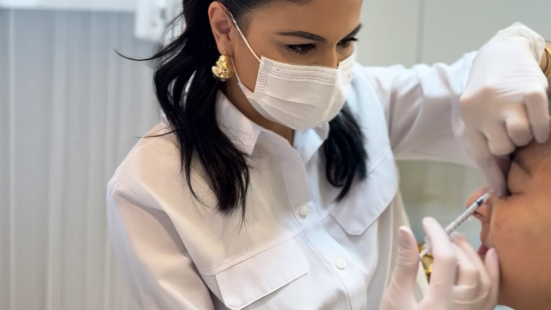 Na estética facial, o resultado não se resume ao procedimento. O verdadeiro diferencial está no cuidado contínuo, no acompanhamento profissional e no respeito ao tempo de cada mulher.