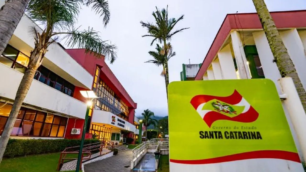 Pesquisas eleitorais começam a desenhar as principais forças na disputa pelo governo de Santa Catarina em 2026.