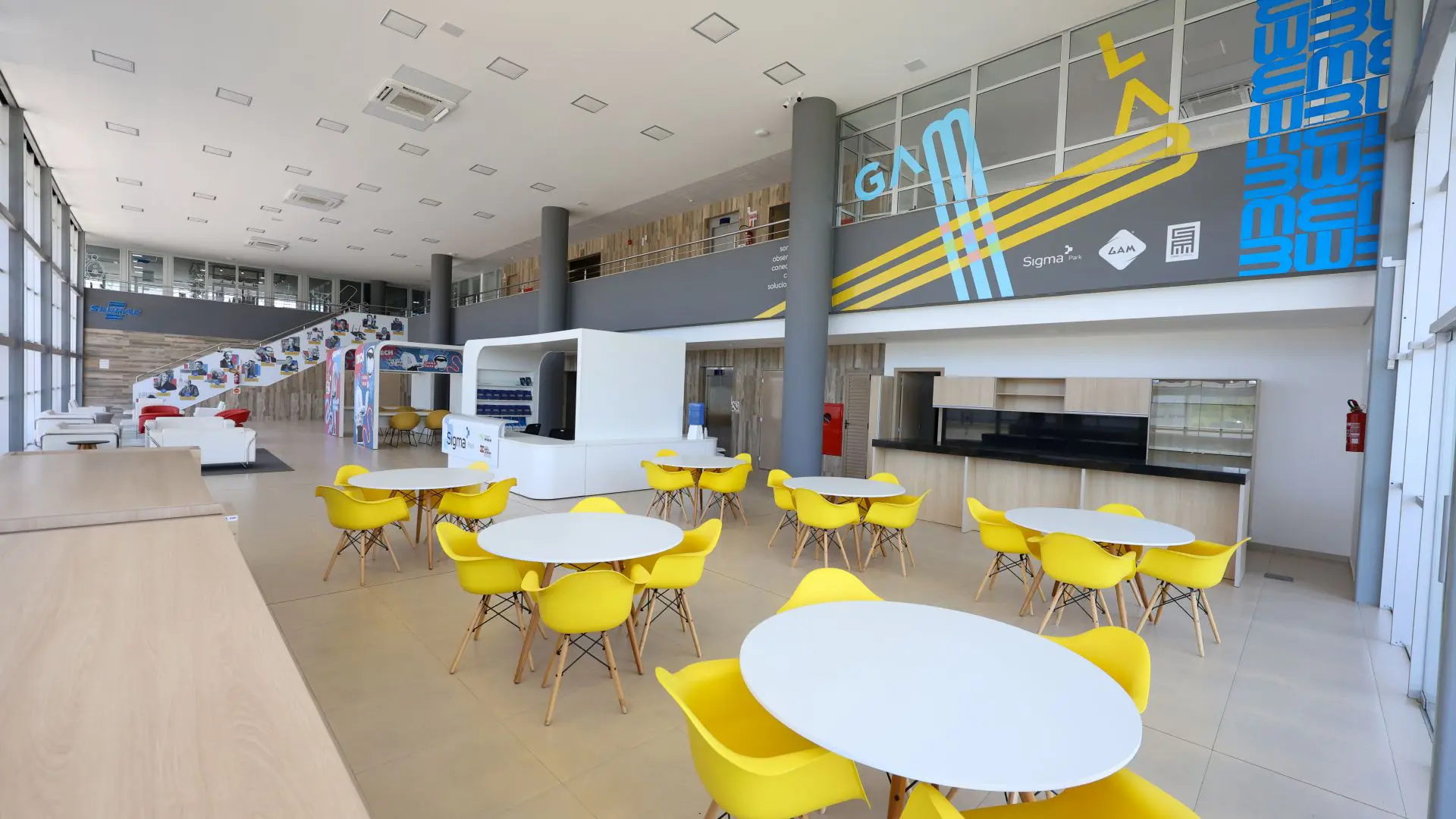 Espaços dos centros de inovação facilitam a integração, troca de ideias e apoio ao empreendedorismo inovador.