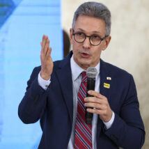 Zema descarta possibilidade de ser vice na chapa de Flávio Bolsonaro e diz que manterá sua pré-candidatura ao Planalto. Imagem referente a matéria